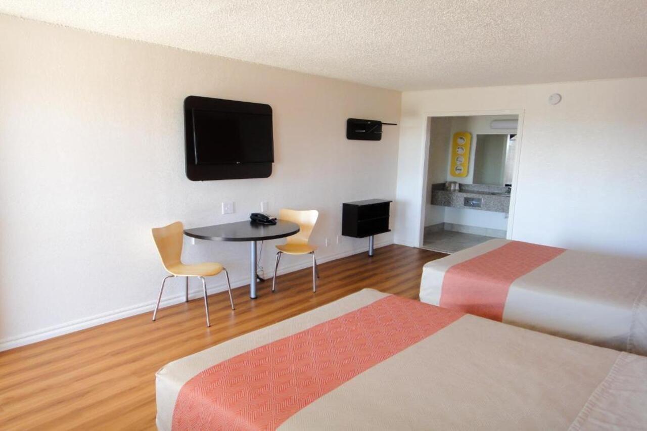 Hotel 6-clinton, Ok 2*