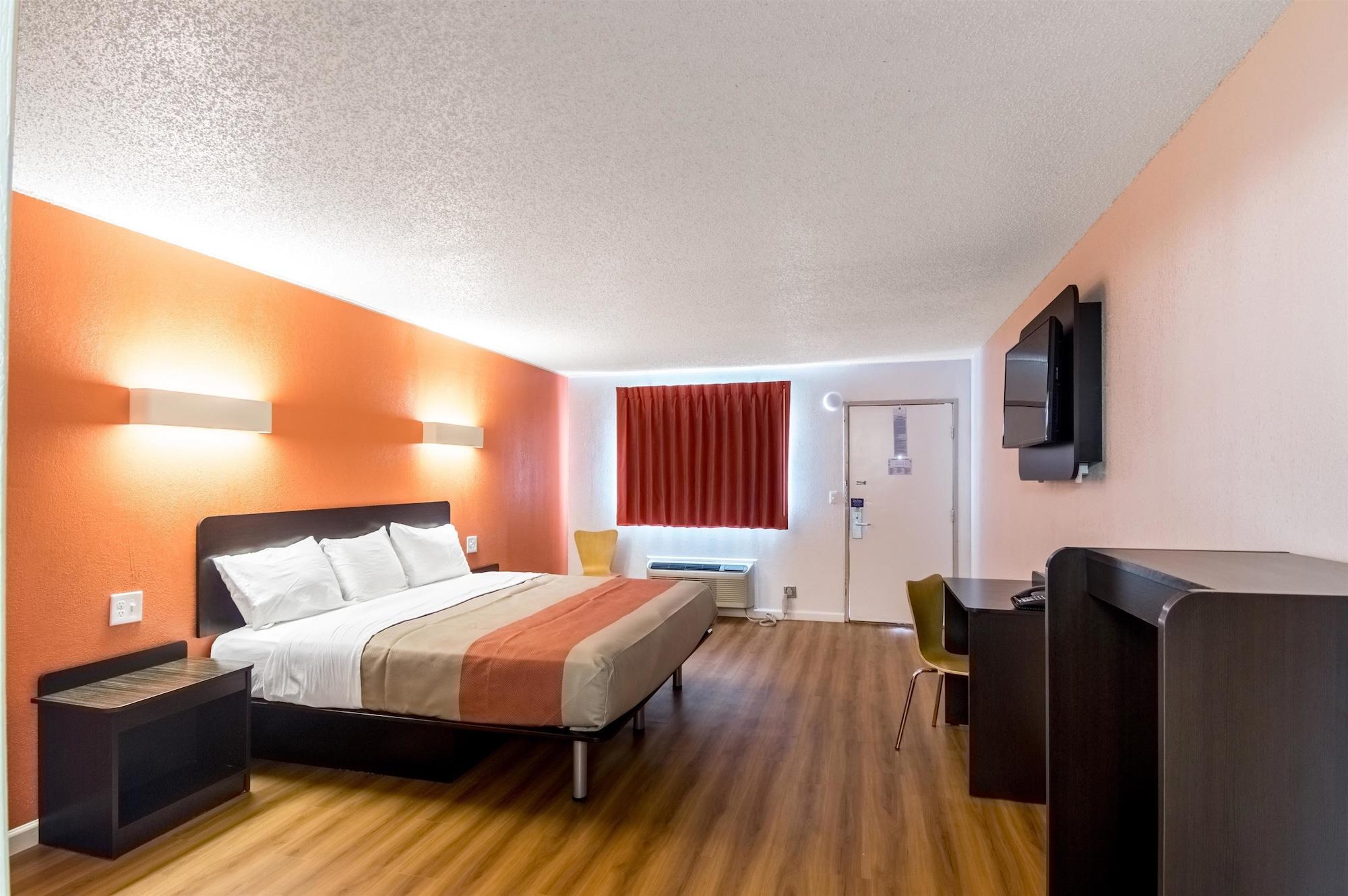 Hotel 6-clinton, Ok 2*