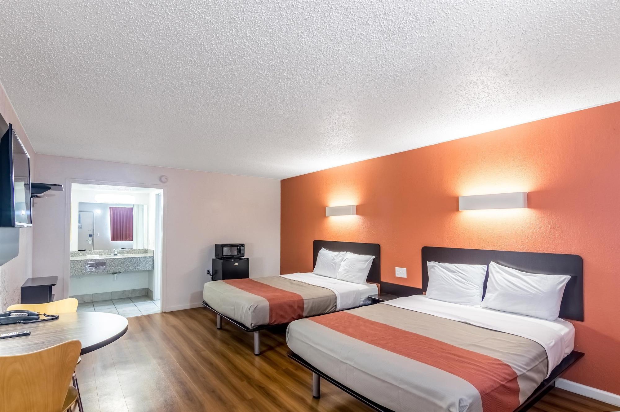 Hotel 6-clinton, Ok