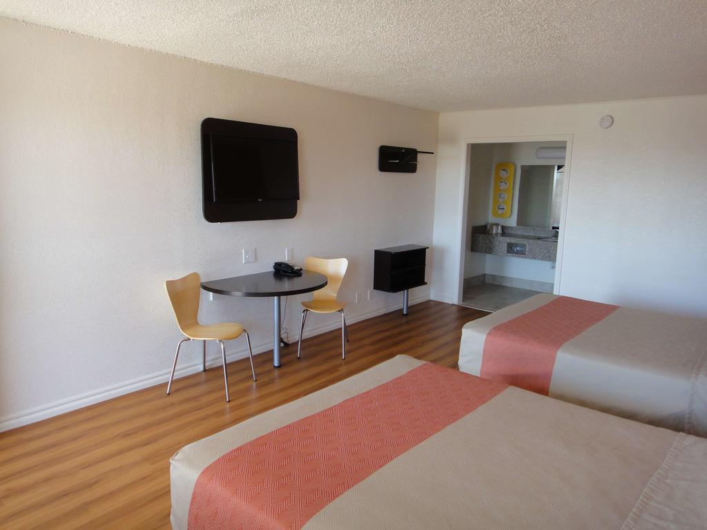 6-clinton, Ok 2* Clinton