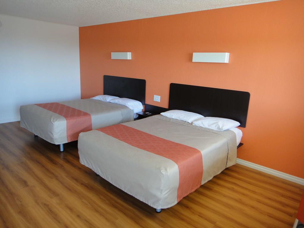 Hotel 6-clinton, Ok
